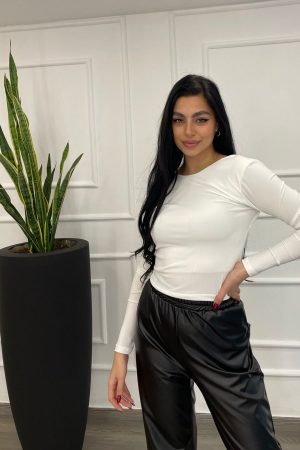 CROP TOP ΜΕ ΑΝΟΙΓΜΑ ΣΤΗΝ ΠΛΑΤΗ