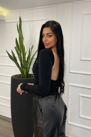 CROP TOP ΜΕ ΑΝΟΙΓΜΑ ΣΤΗΝ ΠΛΑΤΗ