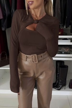 ΜΠΛΟΥΖΑ ΜΕ ΣΧΕΔΙΟ ΚΑΙ CUT ΣΤΟ ΛΑΙΜΟ ΜΠΟΡΝΤΟ