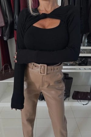 ΜΠΛΟΥΖΑ ΜΕ ΣΧΕΔΙΟ ΚΑΙ CUT ΣΤΟ ΛΑΙΜΟ ΜΠΟΡΝΤΟ